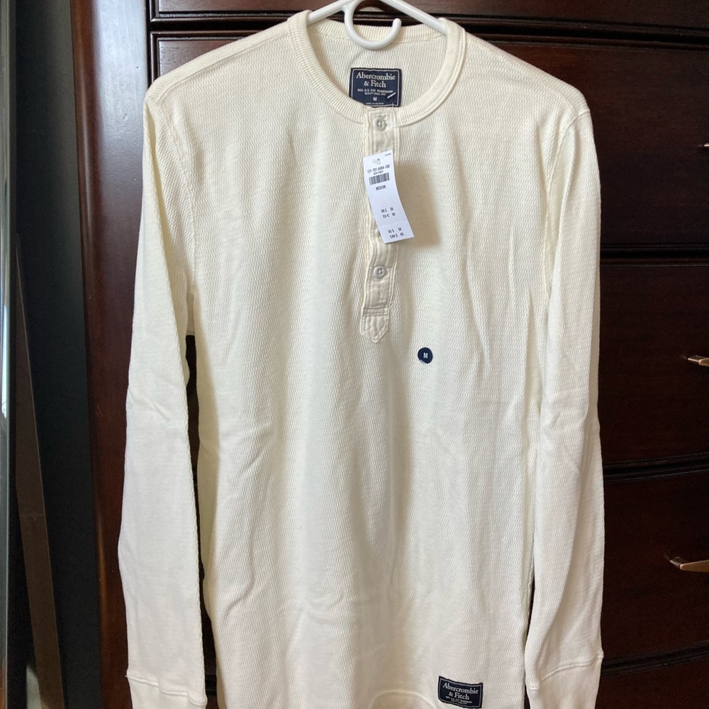 A&F Mens L/S 3-button Henley thermal in size Medium.